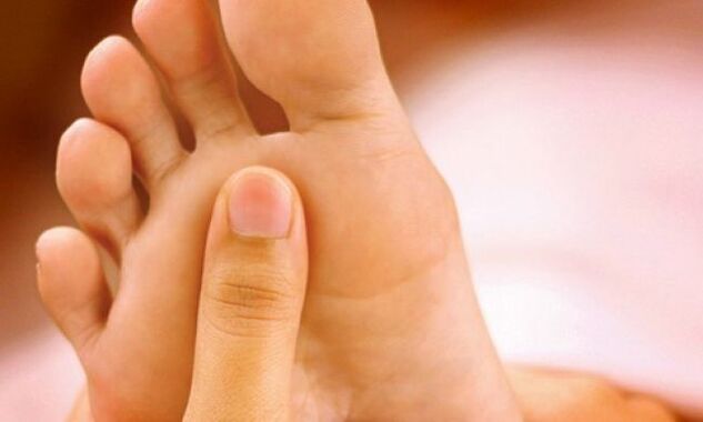 Champignon des orteils sur les ongles et les pieds