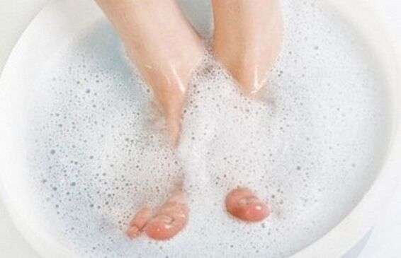 Bain de pieds contre les infections fongiques